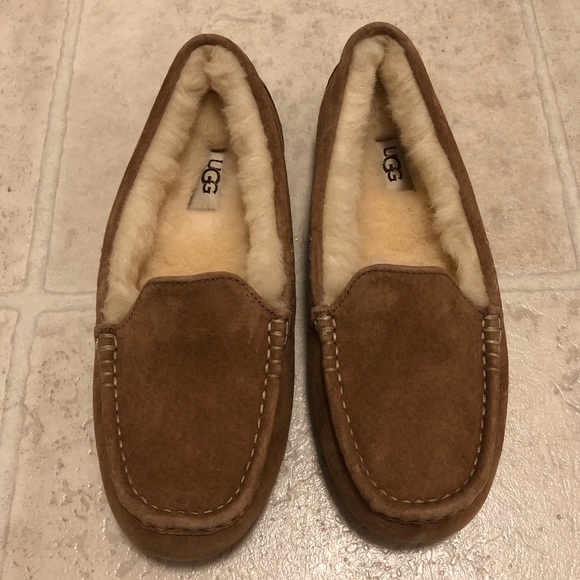 UGG Shoes - Women’s Ugg Slippers Size 7